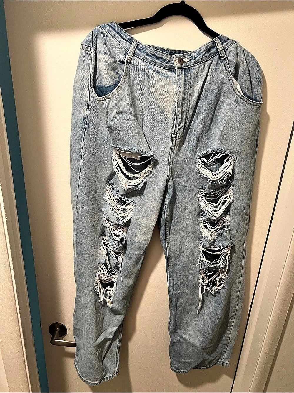 Distressed Boyfriend Jeans in Blue